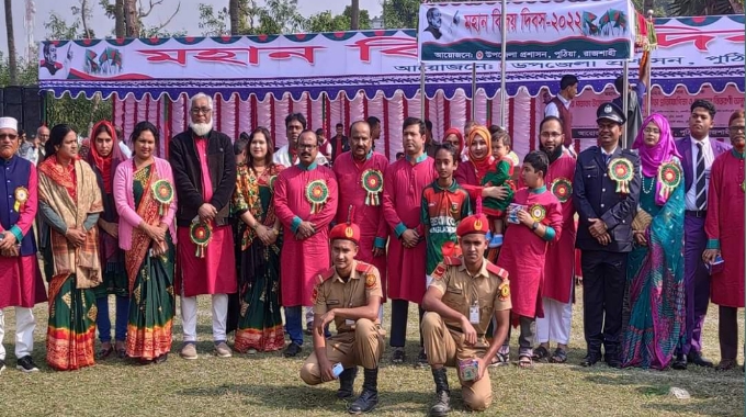 পুঠিয়ায় মহা ধুমধামে বিজয় দিবস পালন ও শহীদদের স্মরণে পুষ্পস্তবক অর্পণ