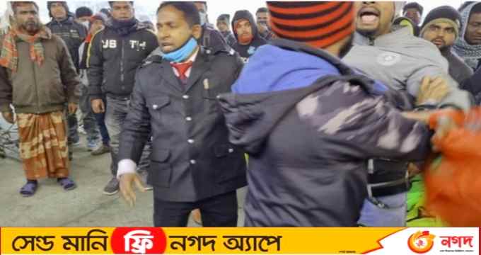 রাজশাহী রেলস্টেশনে যাত্রীকে পেটালেন পরিচ্ছন্নতাকর্মী!