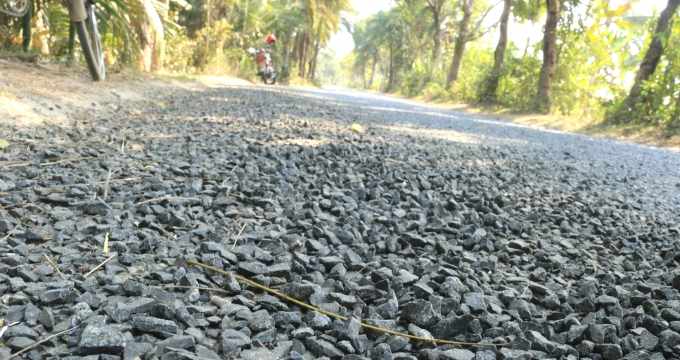 পুঠিয়া-আড়ানী সড়কে ৮০ লাখের কাজ মাস না যেতেই উঠে যাচ্ছে পাথর