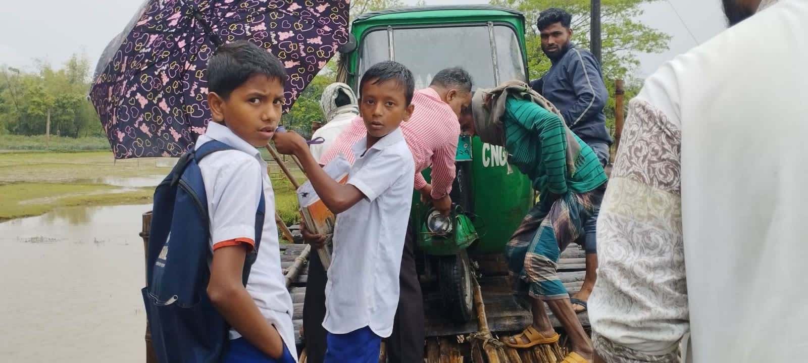 সুনামগঞ্জের দোয়ারাবাজারে ভাঙ্গা রাস্তা ভোগান্তিতে স্হানীয় জনগণ