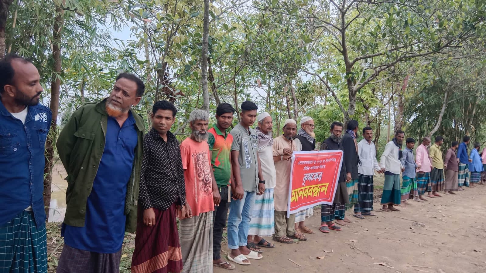 দোয়ারাবাজারে বাঁধের কাজে দুর্নীতির প্রতিবাদে কৃষকদের মানববন্ধন