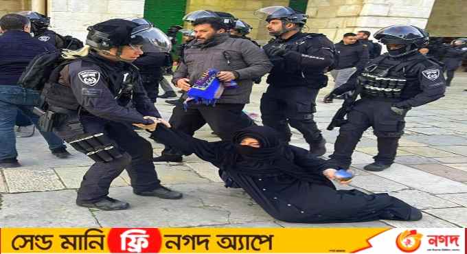 বিনা উস্কানিতে আল আকসা মসজিদে ইসরায়েলি বাহিনীর তাণ্ডব