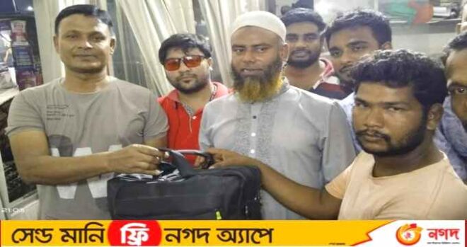 এক যাত্রীর ফেলে যাওয়া পৌনে ৪ লাখ টাকা ফেরত দিলেন অটোরিকশাচালক