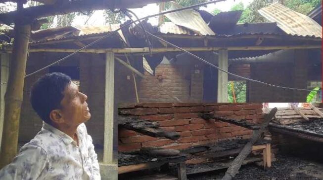 রাজশাহীর পুঠিয়া গাঁজা-বিড়ির আগুনে পুড়লো এক গরীবের ঈদ স্বপ্ন