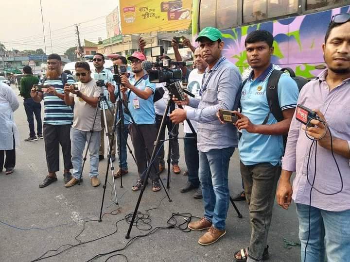 সাংবাদিক নির্যাতন ও মিথ্যা মামলার প্রতিবাদে খুলনায় বিএমএসএস’র মানববন্ধন