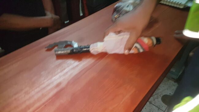 আটককৃত চাইনিজ কুড়াল