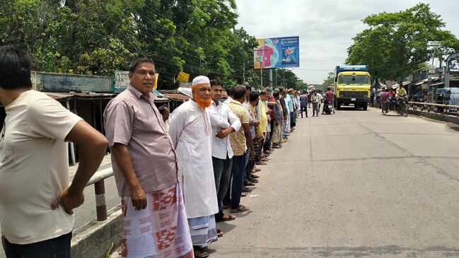 রাজশাহীর পুঠিয়ায় আইন মন্ত্রণালয়ের কর্মকর্তার বিরুদ্ধে বিশাল মানববন্ধন