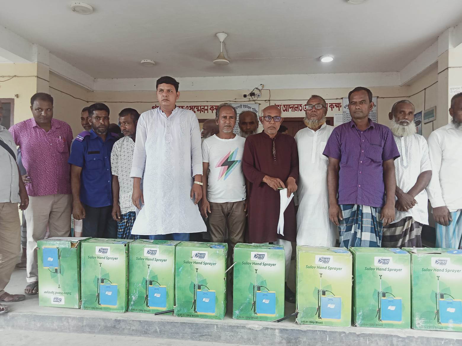 নীলফামারীর ডোমারের জোড়াবাড়িতে কৃষকদের মাঝে স্প্রে মেশিন বিতরন