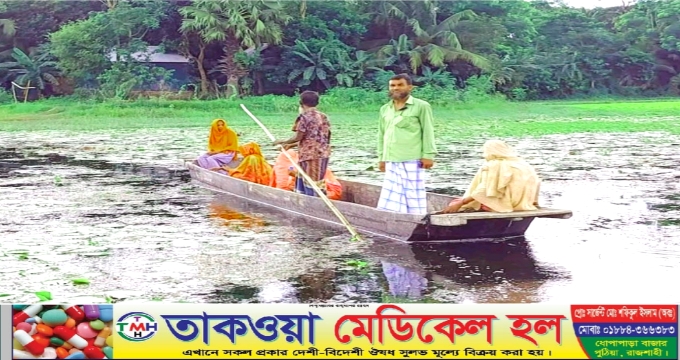 সড়ক নেই, চলাচলের একমাত্র ভরসা ডিঙ্গি নৌকা!