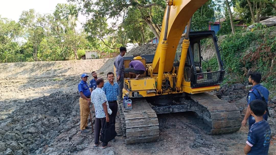 পুঠিয়ায় পুকুর খননের বিরুদ্ধে অভিযান, লাখ টাকা জরিমানা, ২ ভেকু জব্দ