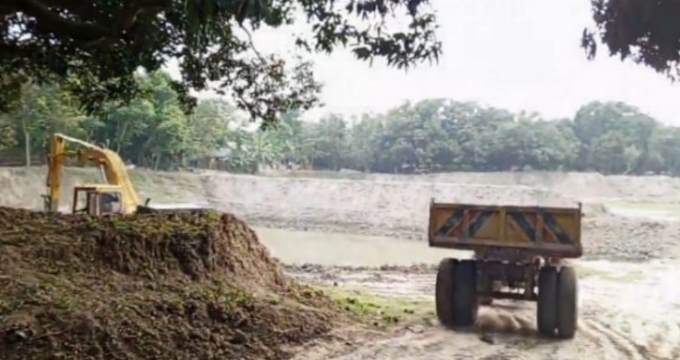 রাজশাহীর বাঘায় অবৈধভাবে পুকুর খননের দায়ে ৫০ হাজার টাকা জরিমানা