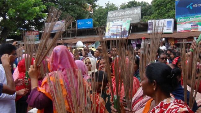 নাটোরের নলডাঙ্গায় এমপি শিমুলকে নিয়ে কু-রুচি পূর্ন বক্তব্যের প্রতিবাদে ঝাড়ু মিছিল