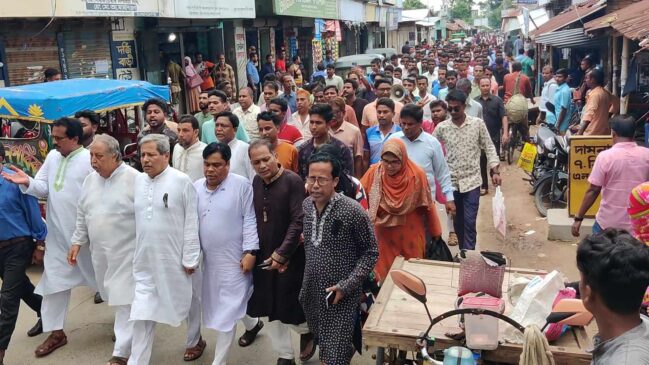 বাগমারার হাটগাঙ্গোপাড়া উচ্চবিদ্যালয় মাঠে শোকসভা সফল করতে তৃণমূল আ:লীগের মিছিল