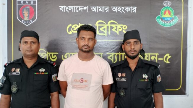 মাদক সম্রাট আশিক হেরোইন ও ৪টি চাইনিজ কুড়াল সহ র‍্যাবের হাতে আটক