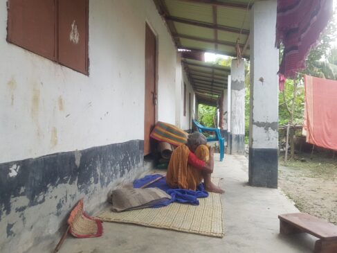 বারান্দায় আপানী বেগমের ছবি 