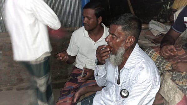 মিষ্টি বিতরণের ছবি