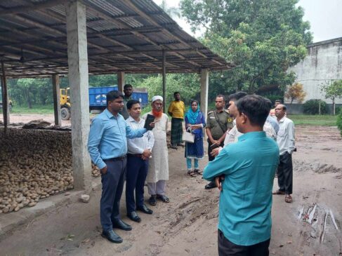 রাজশাহীর দুর্গাপুরে আলুর বাজার দর নিয়ন্ত্রণে উপজেলা প্রশাসনের অভিযান