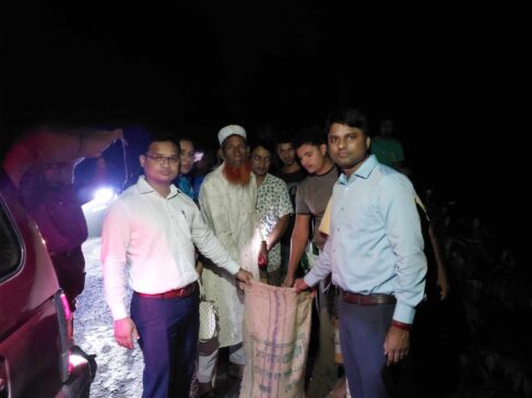 দুর্গাপুরে বৃষ্টিতে ক্ষতিগ্রস্ত আশ্রয়ণ প্রকল্পের উপকারভোগীদের মাঝে চাল বিতরণ