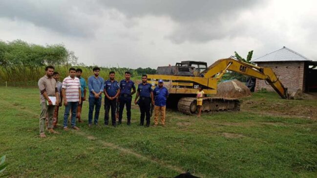 পুঠিয়ায় পুকুর খননের বিরুদ্ধে অভিযান, জরিমানা ৬০ হাজার, ৪ভেকু জব্দ