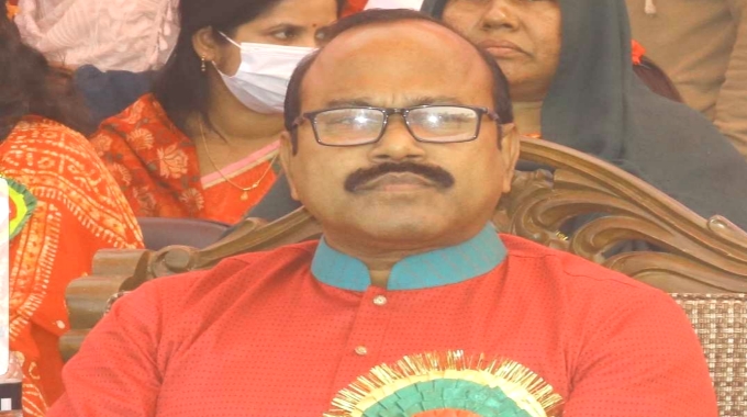 এক অনুসন্ধানে দেখা গেছে, পুঠিয়া দুর্গাপুরে জনসম্পৃক্ততায় ব্যাপক এগিয়ে রয়েছেন পুঠিয়া উপজেলা পরিষদের চেয়ারম্যান জিএম হীরা বাচ্চু। যে নেতা চা খেতে গেলেও পাশে থাকে বহু নেতাকর্মী। সাধারণ মানুষরা আগামী দ্বাদশ জাতীয় সংসদ নির্বাচনে এমপি হিসেবে পাশে চাইছেন ওই চেয়ারম্যানকে... বিস্তারিত