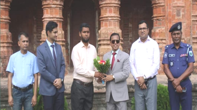 পুঠিয়ায় বিভিন্ন দপ্তর পরিদর্শন ও মতবিনিময় সভায় বিভাগীয় কমিশনার