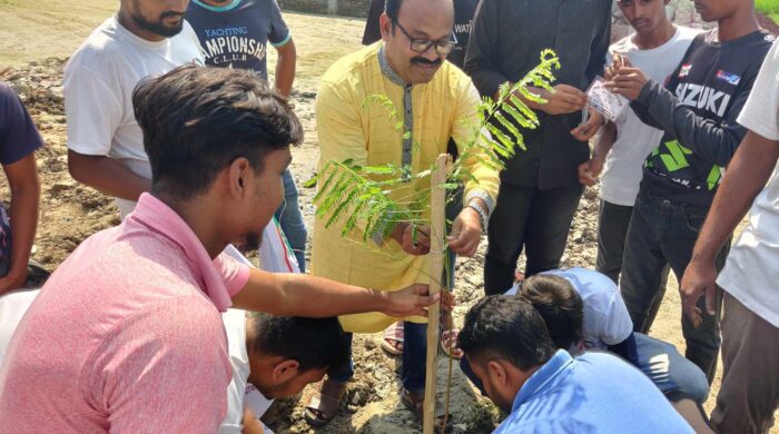 পুঠিয়ায় স্বেচ্ছাসেবী রক্তদান সংস্থার পক্ষ থেকে বৃক্ষরোপন কর্মসূচী