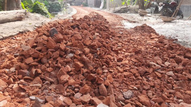 রাজশাহীর পুঠিয়ায় নিম্নমানের সামগ্রী দিয়ে রাস্তা নির্মাণের অভিযোগ