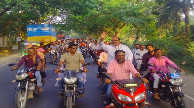 পুঠিয়ায় হিরা বাচ্চুর উদ্যোগে বিশাল অবরোধ বিরোধী মিছিল ও শান্তি সমাবেশ