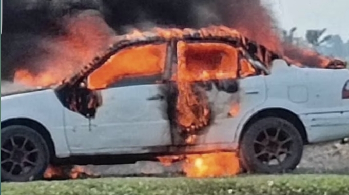 অবরোধে আহত স্বেচ্ছাসেবক লীগ নেতা ক্ষোভে নিজ গাড়িতে আগুন দিলেন