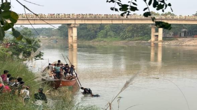 ৩ সন্তান নিয়ে নদীতে ঝাঁপ মায়ের, নিখোঁজ ২