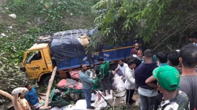 পুঠিয়ার বেলপুকুরে সড়ক দুর্ঘটনায় একই পরিবারের চারজন সহ নিহত-৫