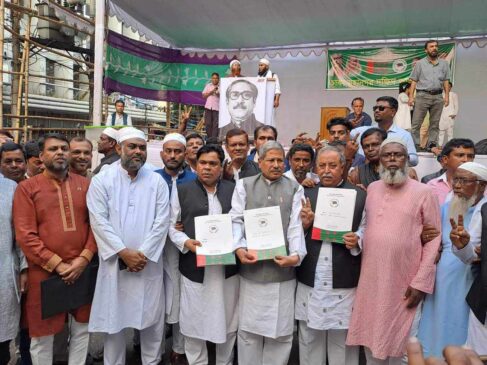 আ.লীগ থেকে বাগমারা ৪ আসনের মনোনয়ন ফরম কিনেছেন মেয়র কালাম