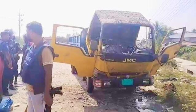 বগুড়ায় বারোপুরে ট্রাকে আগুন দিয়েছে দুর্বৃত্তরা