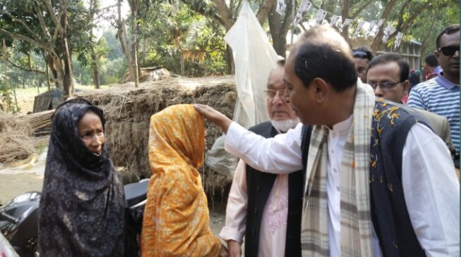 নৌকার পক্ষে ভোট চেয়ে দ্বারে দ্বারে ছুটছেন আব্দুল ওয়াদুদ দারা