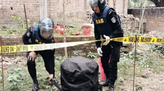 চাঁপাইনবাবগঞ্জে পরিত্যক্ত অবস্থায় মিললো ৪১ ককটেল