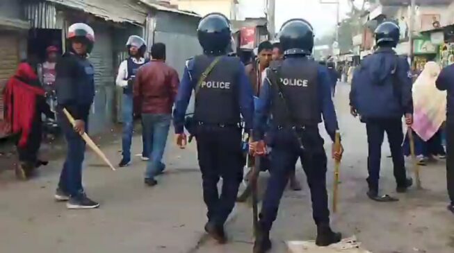 বাগমারায় নৌকা ও স্বতন্ত্র প্রার্থীর সমর্থকদের মাঝে ব্যাপক ধাওয়া-পাল্টা ধাওয়া