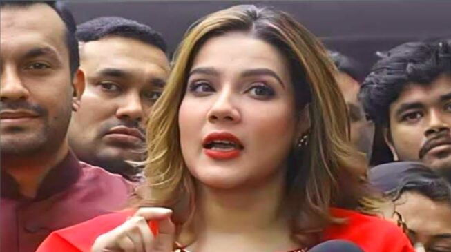 নৌকার ধাক্কায় উল্টে গেছে ট্রাক জামানত হারালেন মাহিয়া মাহি