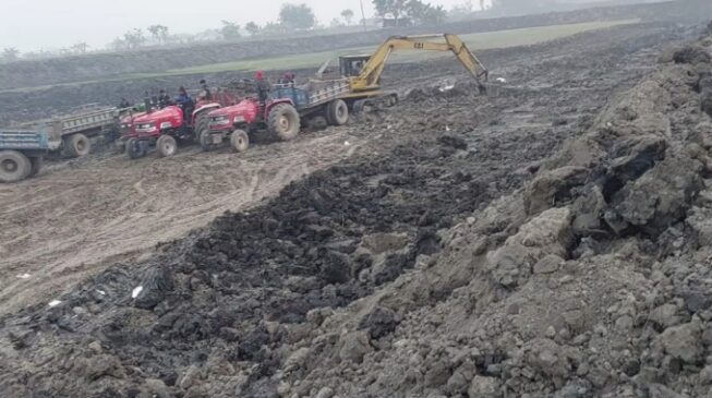 রাজশাহীর দুর্গাপুরে পুকুর সংস্কারের নামে মাটি বিক্রির ধুম, রাস্তার বেহাল দশা