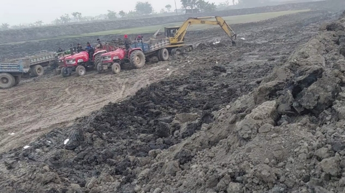 রাজশাহীর দুর্গাপুরে পুকুর সংস্কারের নামে মাটি বিক্রির ধুম, রাস্তার বেহাল দশা