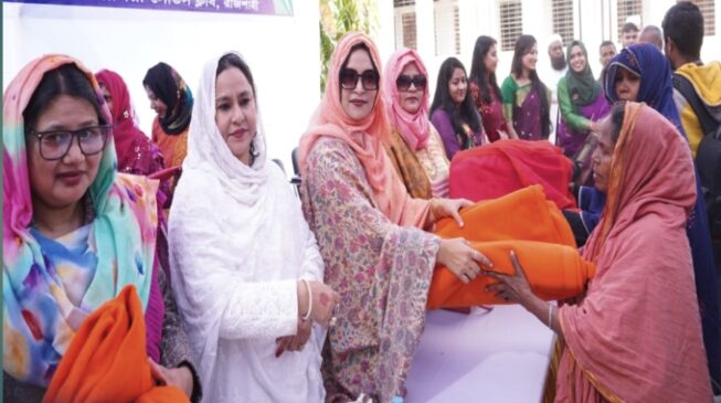 বোয়ালিয়া লেডিস ক্লাবের উদ্যোগে হতদরিদ্র ও প্রতিবন্ধীদের মাঝে শীতবস্ত্র বিতরণ