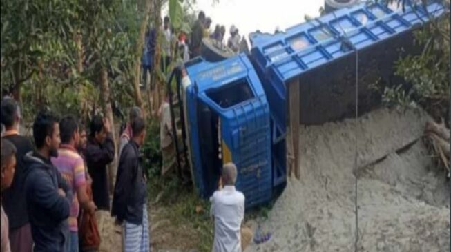 মোটরসাইকেল বাঁচাতে গিয়ে বাগাতিপাড়ায় ট্রাক উল্টে শ্রমিকের মৃত্যু