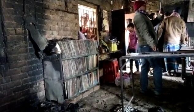 বাগমারায় ককটেলের আঘাতে ভোট কেন্দ্র সহ আসবাব ও বইপত্র পুড়লো