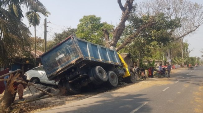 পুঠিয়ায় ড্রাইভার নয় হেলপার ড্রাম ট্রাক নিয়ন্ত্রণ হারিয়ে ২ মাইক্রোসহ ভেঙ্গে দিল বাড়ি