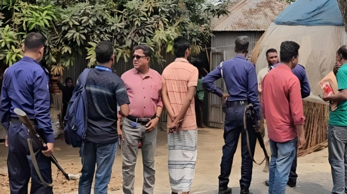 পাবনায় সাংবাদিকদের ওপর হামলা, ক্যামেরা ভাঙচুর আটক-২