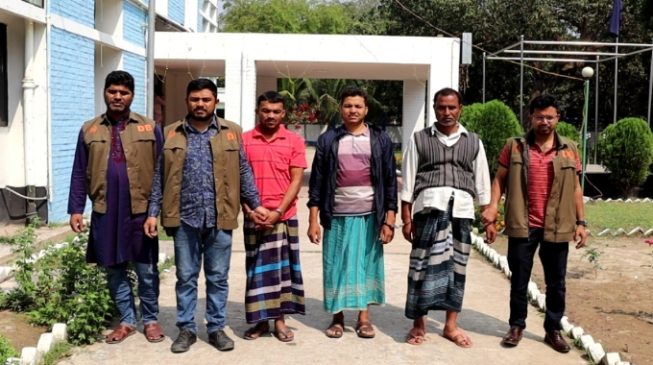 চাঁপাইনবাবগঞ্জে ডিবির হাতে ফেন্সিডিল সহ আটক-৩