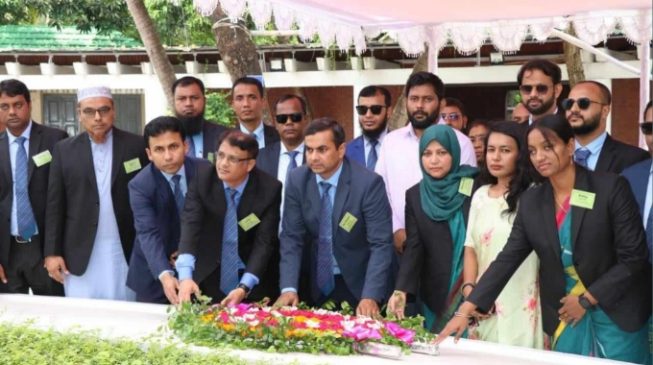 বঙ্গবন্ধুর সমাধিতে বিসিএস তথ্য সাধারণ ক্যাডার কর্মকর্তাদের শ্রদ্ধা নিবেদন