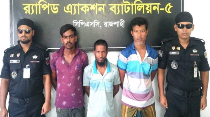 রাজশাহীর পুঠিয়ায় র‌্যাবের অভিযানে ২৫ কেজি গাঁজাসহ আটক ৩ মাদক ব্যবসায়ী