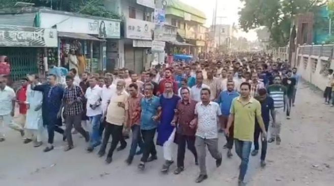 বাঘা উপজেলা আ'লীগ সাধারণ সম্পাদকের উপর হামলার প্রতিবাদে বিক্ষোভ মিছিল