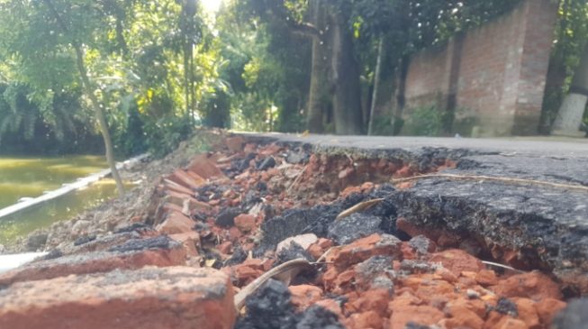 রাজশাহীর পুঠিয়ায় ১৫ দিনও টিকলো না অর্ধকোটি টাকার দুই রাস্তা!