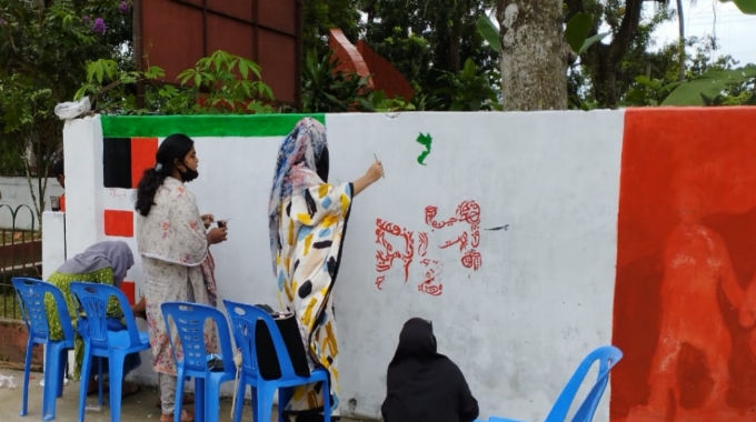 রঙ-তুলির আঁচড়ে বদলে যাচ্ছে দেয়ালের চিত্র